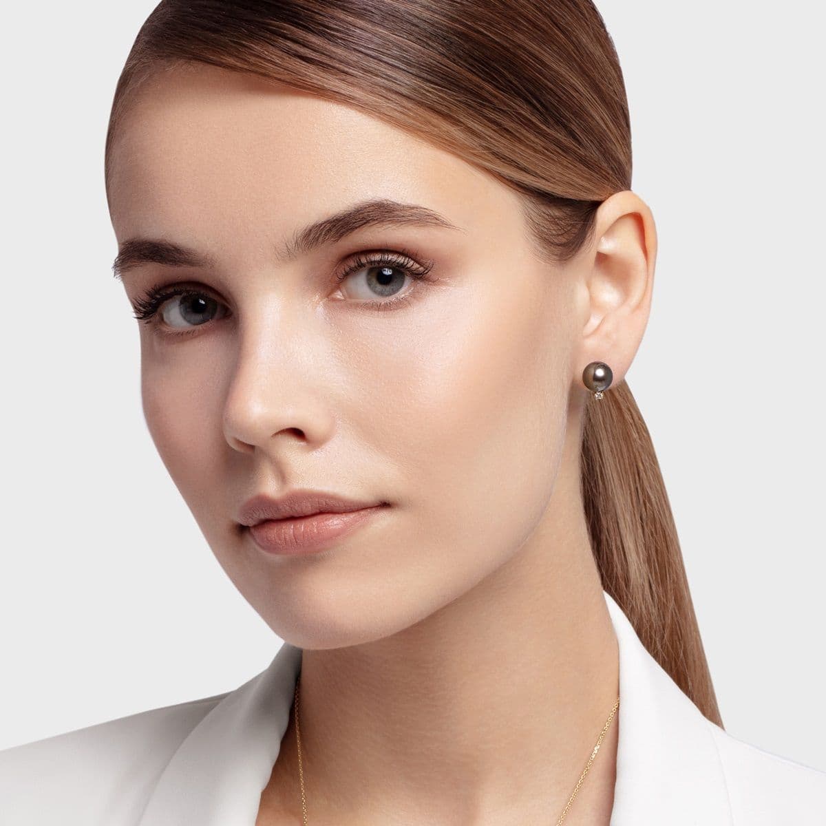 Золотые серьги-пусеты Agnes с жемчугом Таити и бриллиантами от GEMGALLERY