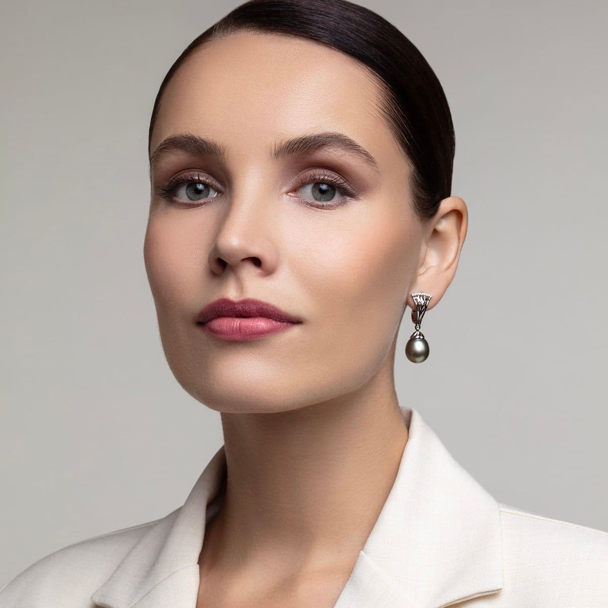 Серьги Madow от GEMGALLERY из белого золота с жемчугом Таити и бриллиантами