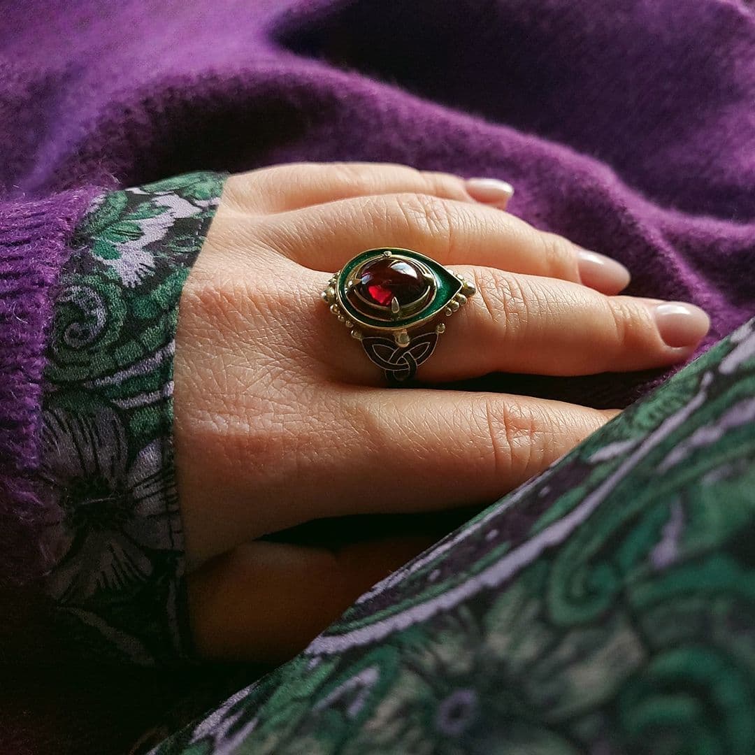 Позолоченное кольцо Перо Жар-птицы от DARIA.JW с гранатом