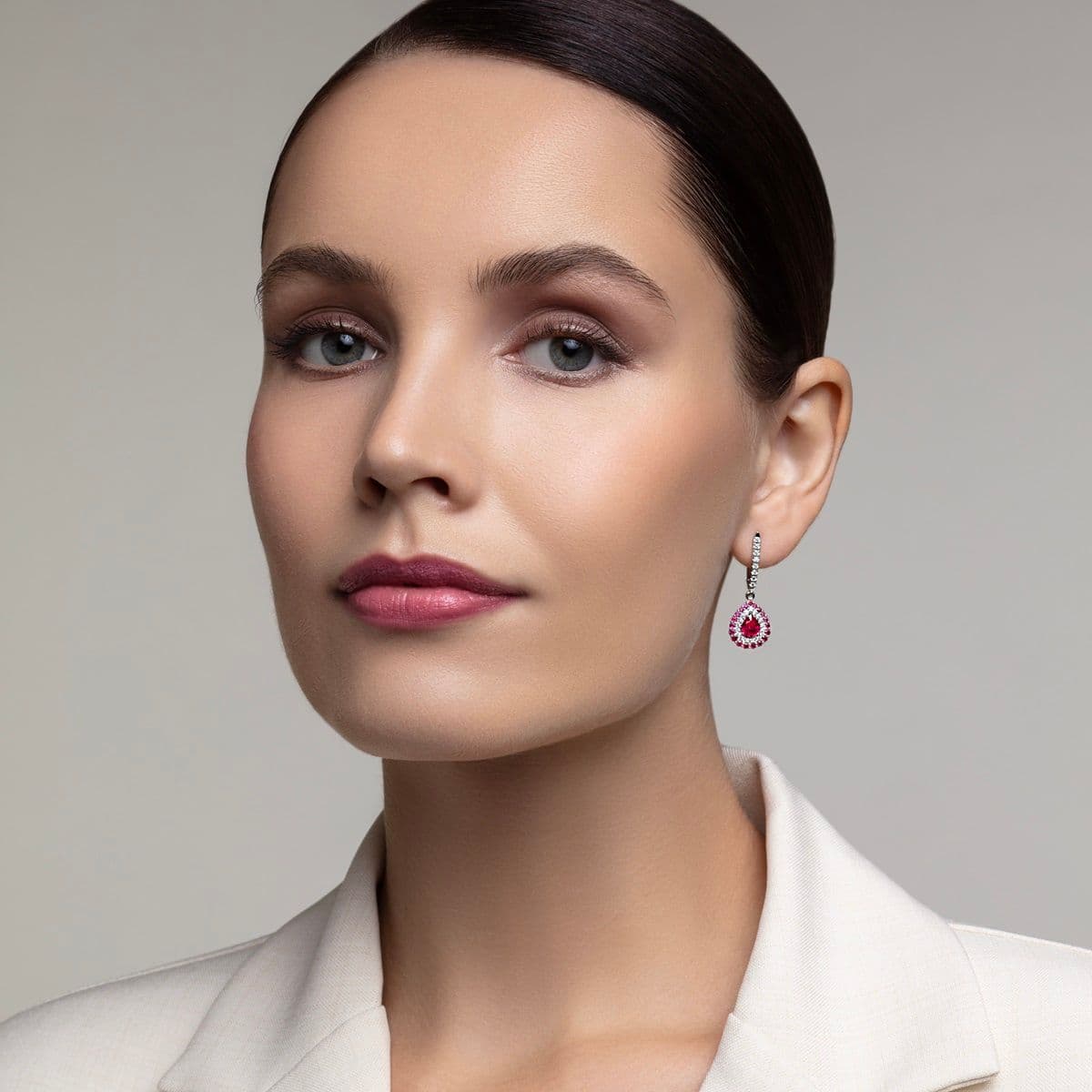 Серьги Rosso Red от GEMGALLERY из белого золота с рубинами и бриллиантами