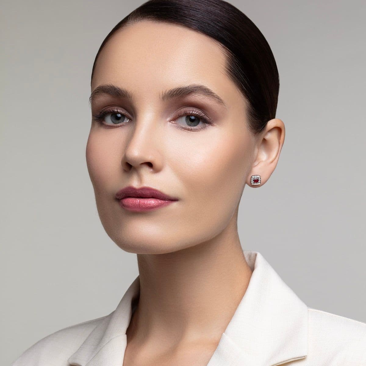 Серьги-пусеты от GEMGALLERY из белого золота с бриллиантами и рубинами