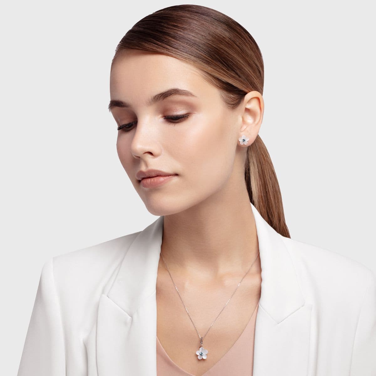 Подвеска Fleur от GEMGALLERY из белого золота с перламутром и аквамарином