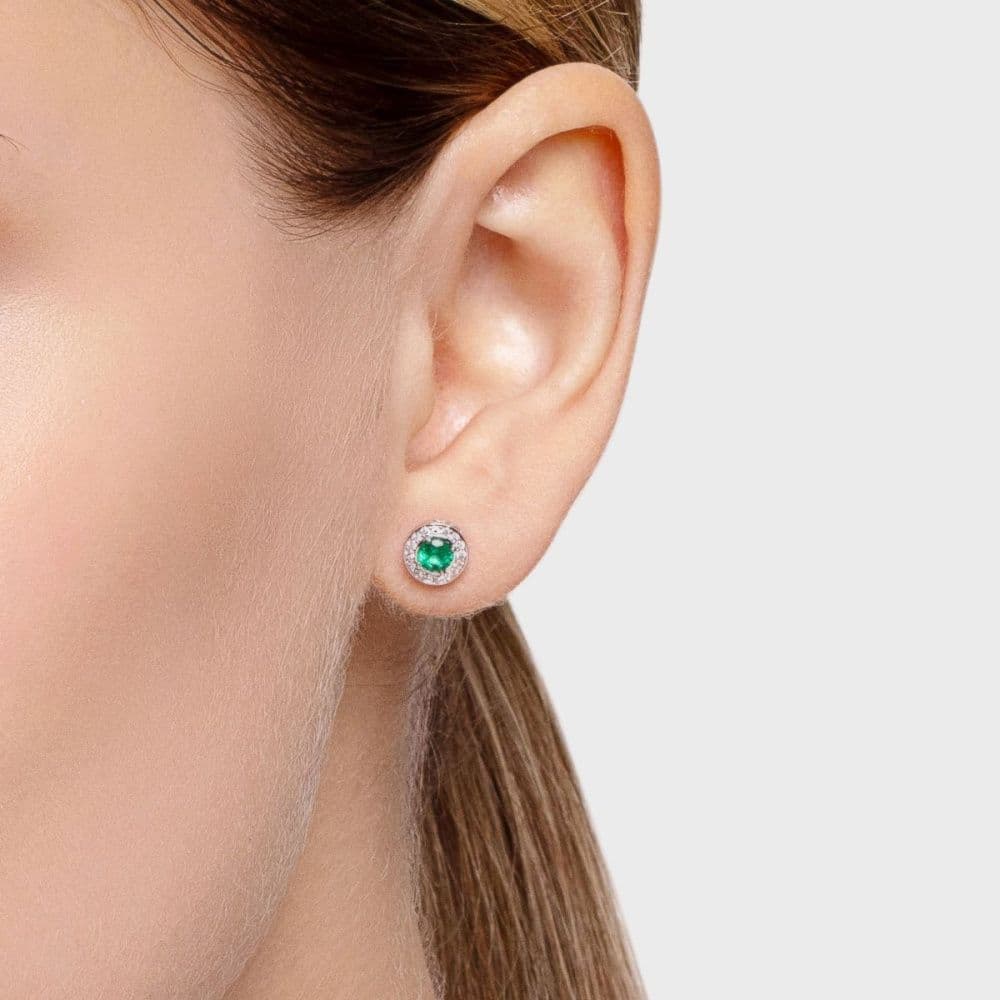 Серьги-пусеты Collana от GEMGALLERY из белого золота с изумрудами и бриллиантами
