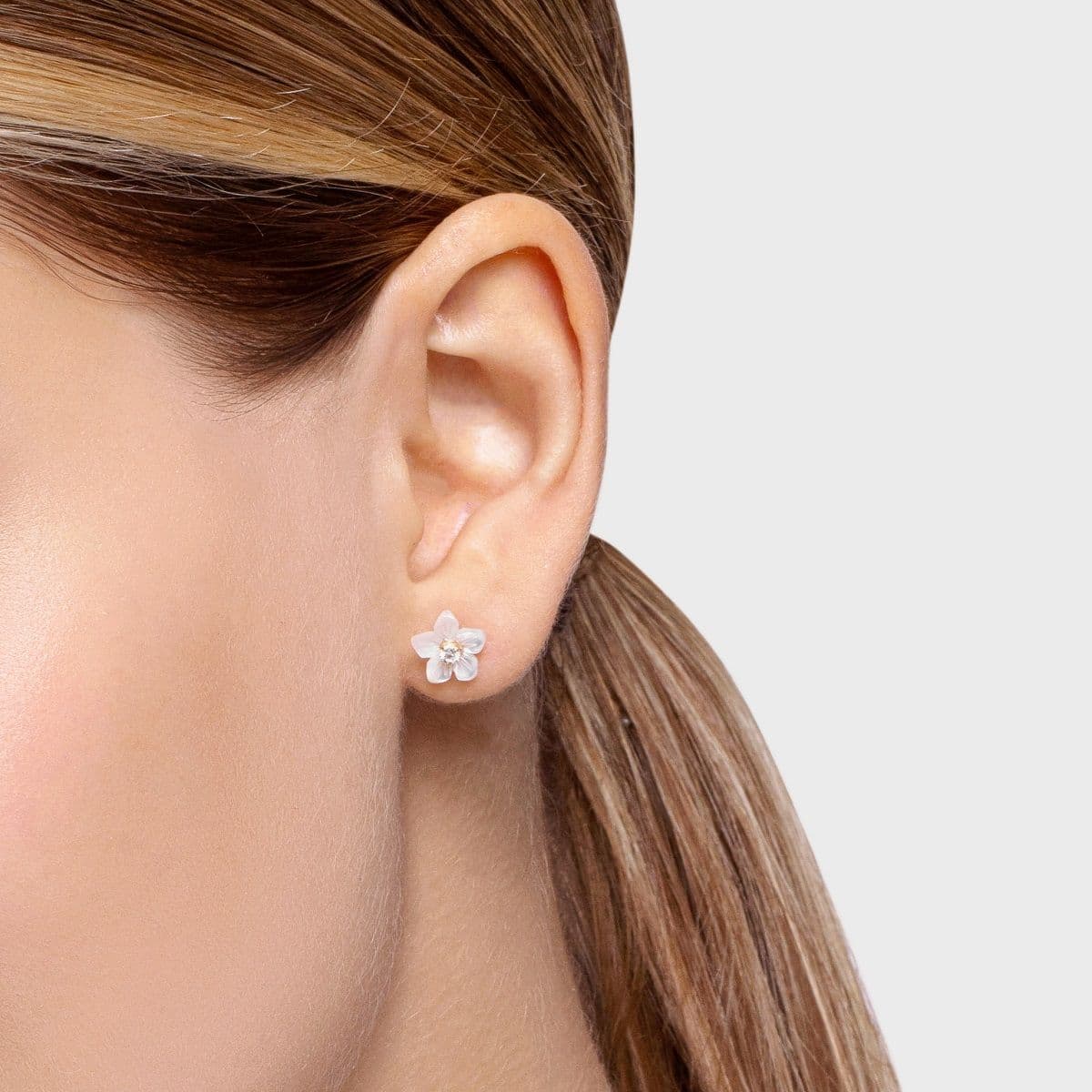 Золотые серьги Fleur с перламутром и бриллиантами от GEMGALLERY