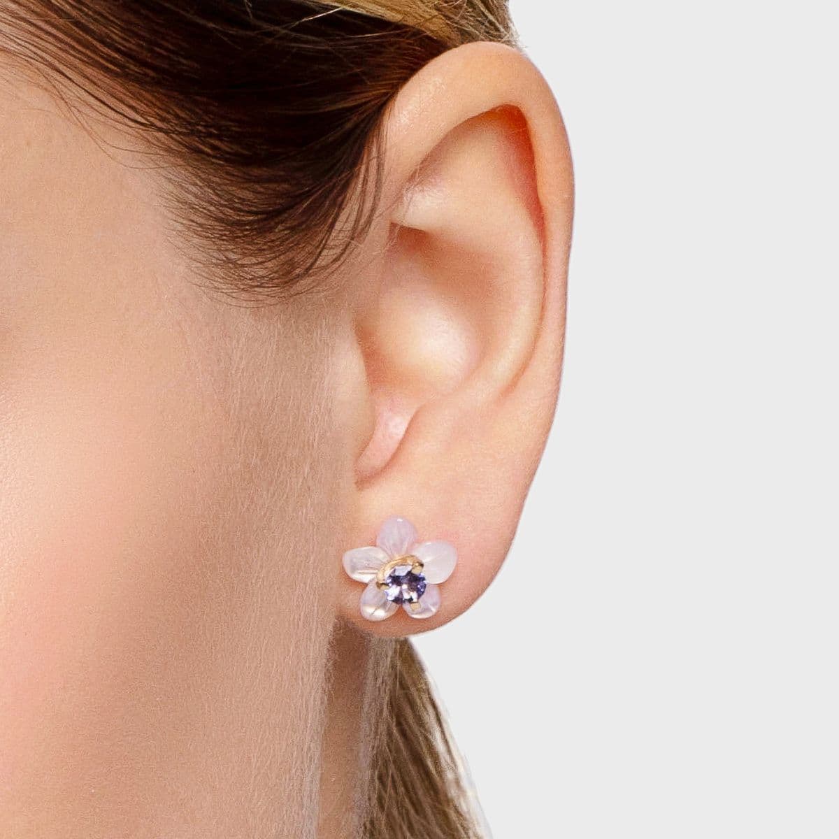 Золотые серьги Fleur от GEMGALLERY с перламутром и шпинелью 