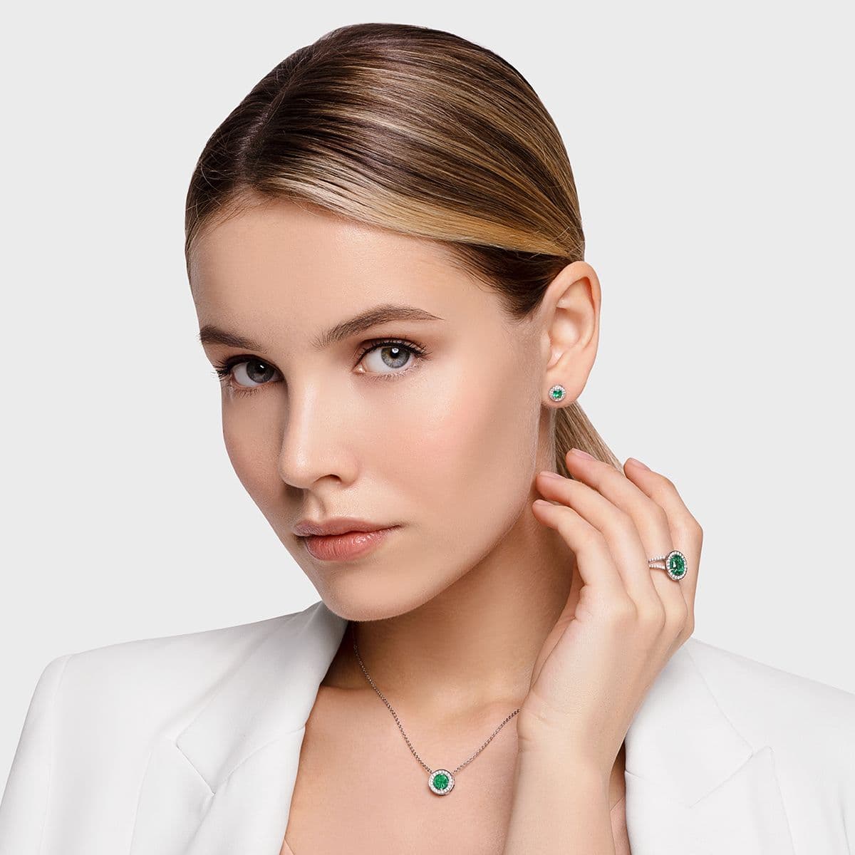 Колье Collana от GEMGALLERY из белого золота с зелёным изумрудом и бриллиантами