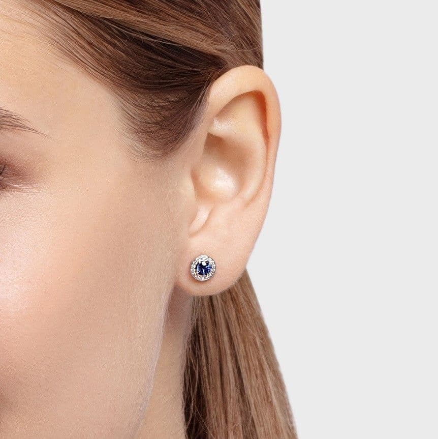 Серьги-пусеты Collana от GEMGALLERY из белого золота с сапфирами и бриллиантами