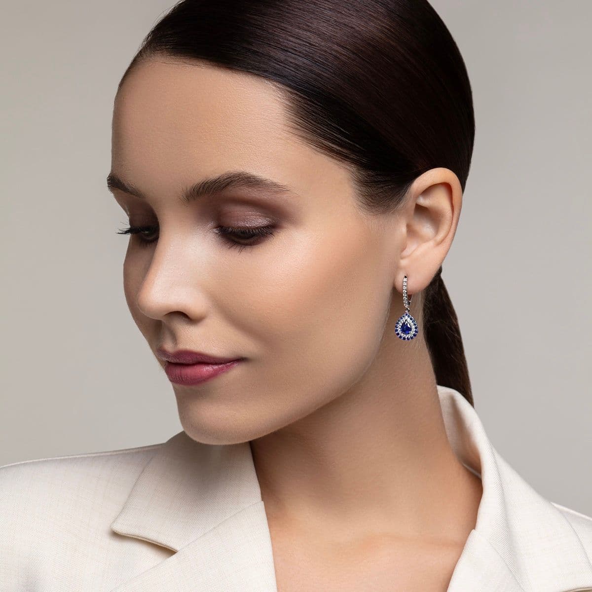 Серьги Rosso Blue от GEMGALLERY из белого золота с сапфирами и бриллиантами