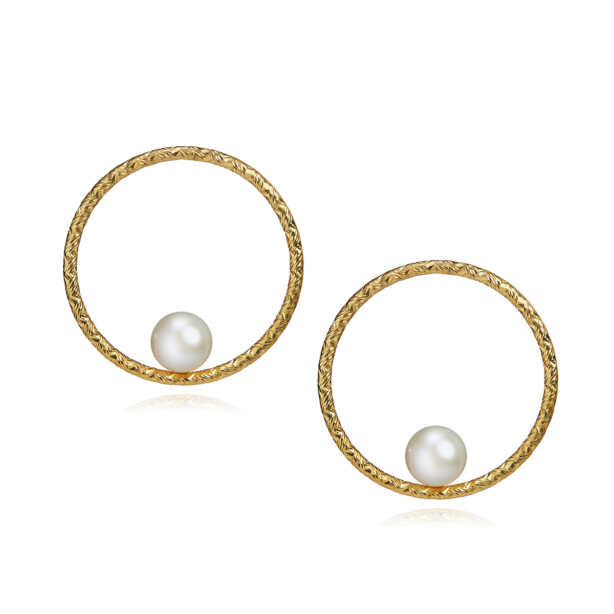 Позолоченные серьги-кольца Умбриэль с натуральным жемчугом