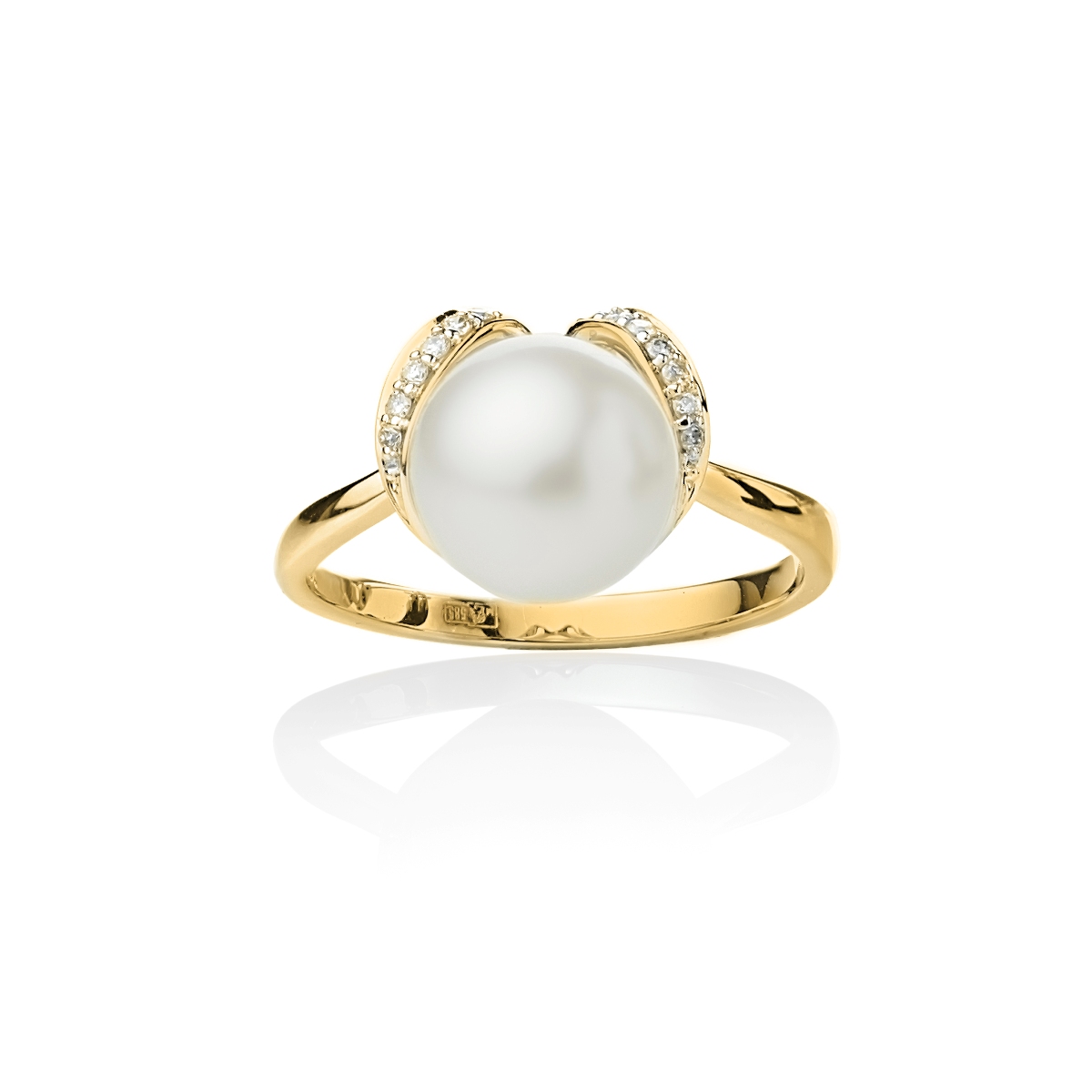 Золотое кольцо с крупной белой жемчужиной и бриллиантами