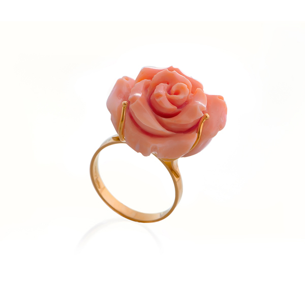 Золотое кольцо с натуральным кораллом в форме розы 