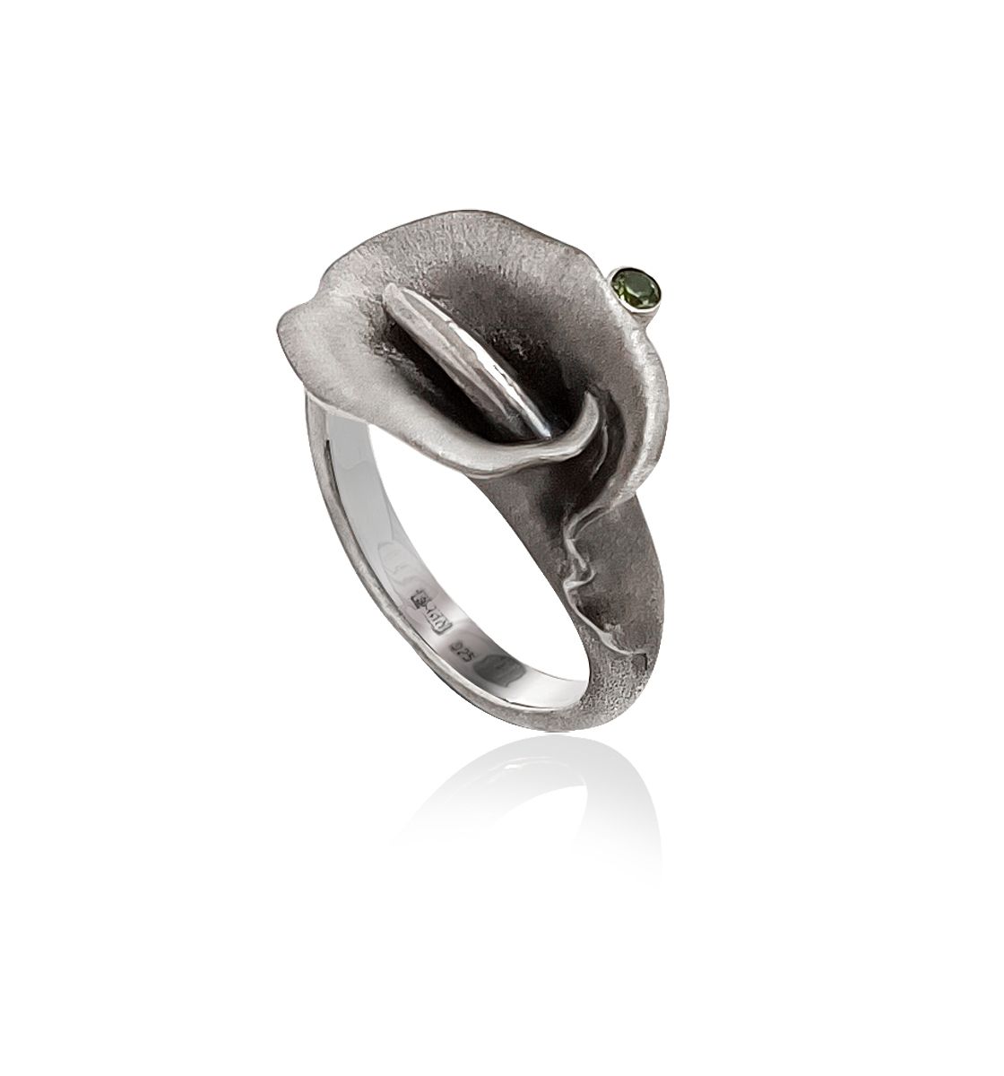 Серебряное кольцо Калла с демантоидом