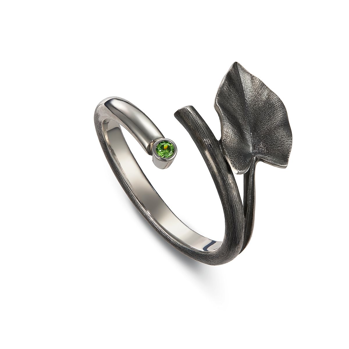 Серебряное кольцо Листик каллы с демантоидом
